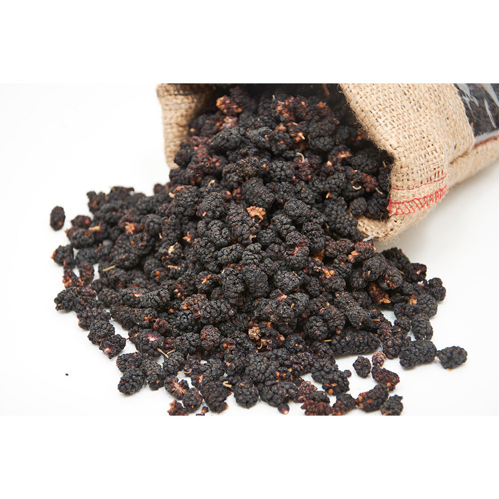 Schwarze getrocknete Maulbeeren