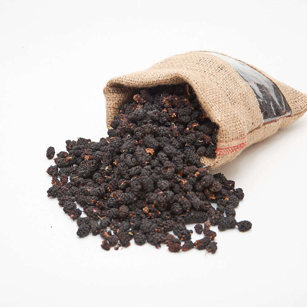 Schwarze getrocknete Maulbeeren